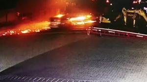 Momentul impactului violent când un şofer de microbuz intră într-o maşină în care se aflau doi copii, în Braşov. Nouă persoane au ajuns la spital