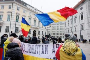 Românii au protestat sub geamul cancelarului austriac: Miliarde de euro ies din România prin firmele austriece, lemn cărat în Austria ani de zile