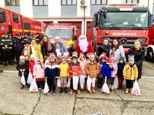 Un Moș Crăciun special: A dat ”sania cu reni” pe autospeciala de pompieri și le-a adus cadouri copiilor de grădiniță
