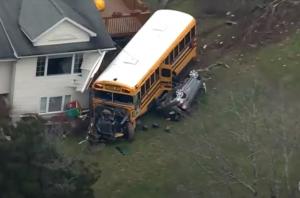 Șapte copii au ajuns la spital după ce autobuzul școlar în care se aflau s-a izbit de o casă, în New York