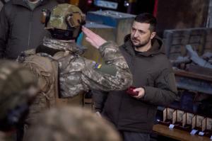Volodimir Zelenski, vizită în oraşul Bahmut. S-a întâlnit cu militarii şi a decorat soldaţii pe linia frontului