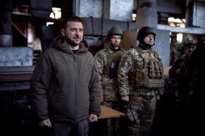 Volodimir Zelenski, vizită în oraşul Bahmut. S-a întâlnit cu militarii şi a decorat soldaţii pe linia frontului
