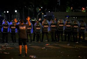 Incidente grave în Argentina: 21 de polițiști, atacați cu pietre de fani. ”Pumele” lui Messi, evacuate cu elicopterele