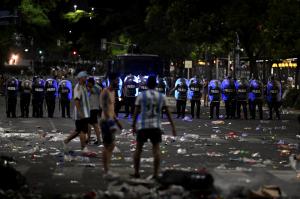Incidente grave în Argentina: 21 de polițiști, atacați cu pietre de fani. ”Pumele” lui Messi, evacuate cu elicopterele