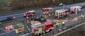 Trei morți și maşini dezmembrate, după ce un șofer de 80 de ani a condus 3 km pe sensul greșit. Imagini de groază pe autostrada A38, în Germania