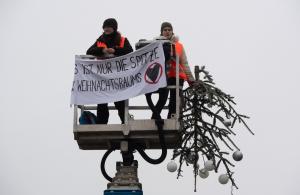 Două activiste de mediu au tăiat vârful bradului din faţa Porţii Brandenburg din Berlin. "Colapsul climatic e foarte aproape"
