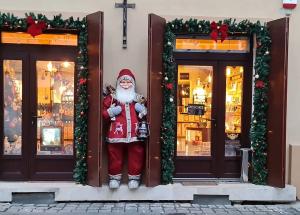 Moș Crăciun de peste doi metri, furat din faţa unui magazin din centrul Timișoarei: "Moșul este foarte mare și foarte voluminos"