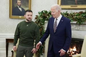 Zelenski a venit cu un cadou pentru preşedintele SUA la Casa Albă. Biden: Ucrainenii rămân o sursă de inspiraţie pentru lume