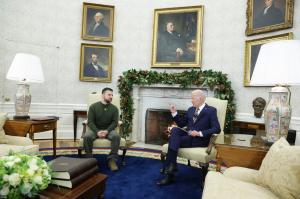 Zelenski a venit cu un cadou pentru preşedintele SUA la Casa Albă. Biden: Ucrainenii rămân o sursă de inspiraţie pentru lume