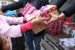Moş Crăciun a ajuns şi în cea mai izolată comună din Delta Dunării. Mii de pachete pentru copiii şi bunicii, rupţi de lume: "E o minune, dovada că Moş Crăciun există!"
