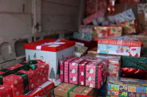 Moş Crăciun a ajuns şi în cea mai izolată comună din Delta Dunării. Mii de pachete pentru copiii şi bunicii, rupţi de lume: "E o minune, dovada că Moş Crăciun există!"