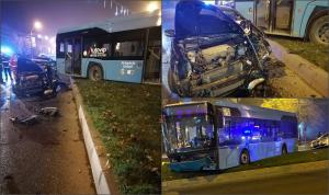Accident grav în Galați: Un șofer de 23 de ani a trecut pe roșu și a intrat într-un autobuz, care a ricoșat într-o altă mașină. Două persoane au fost rănite