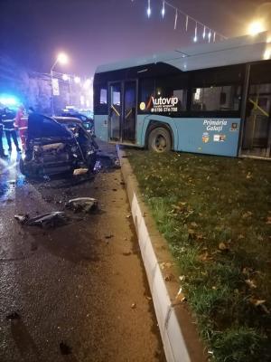 Accident grav în Galați: Un șofer de 23 de ani a trecut pe roșu și a intrat într-un autobuz, care a ricoșat într-o altă mașină. Două persoane au fost rănite