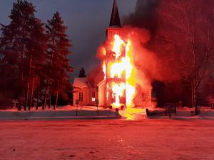Zeci de credincioși închiși intenționat într-o biserică în flăcări, în dimineața de Crăciun. Imagini dramatice într-un orășel din Finlanda
