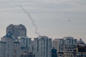 Nou atac masiv asupra Ucrainei. Rusia a lansat 120 de rachete din aer şi de pe mare. Jumătate din Kiev, fără curent
