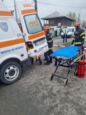 O ambulanță aflată în misiune, implicată într-un accident în Gorj: Pacientul a murit la spital, iar asistenta este în comă