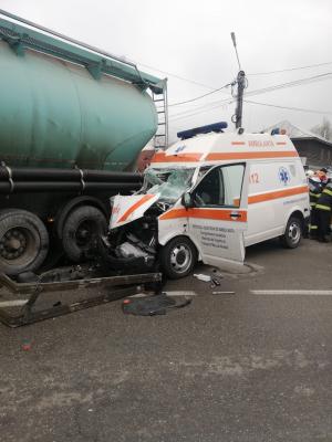 O ambulanță aflată în misiune, implicată într-un accident în Gorj: Pacientul a murit la spital, iar asistenta este în comă