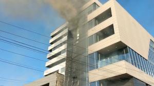 Incendiu puternic la o sală de sport din Iaşi. Vâlvătaia a cuprins şi blocul de apartamente, aflat la 2 metri distanţă. 20 de persoane s-au autoevacuat