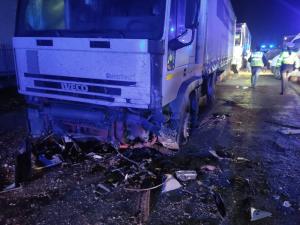 Impact devastator pe o şosea din Dâmboviţa: Doi bărbaţi au murit, după ce au ajuns cu maşina sub roţile unui TIR