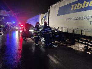 Impact devastator pe o şosea din Dâmboviţa: Doi bărbaţi au murit, după ce au ajuns cu maşina sub roţile unui TIR
