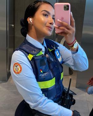 "Toți șoferii vor să fie amendați de ea!". Daniela, o tânără mamă columbiană, a fost supranumită "cea mai sexy polițistă din lume"