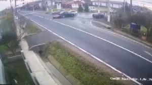 Momentul când un motociclist este izbit în plin de un șofer de 27 de ani, în Baia Mare. Bărbatul de 41 de ani a zburat câțiva metri în urma impactului