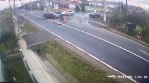 Momentul când un motociclist este izbit în plin de un șofer de 27 de ani, în Baia Mare. Bărbatul de 41 de ani a zburat câțiva metri în urma impactului