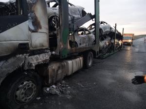 Un TIR încărcat cu 8 mașini s-a făcut scrum pe autostrada A1, sensul spre Nadlac. Camionul a luat foc în mers