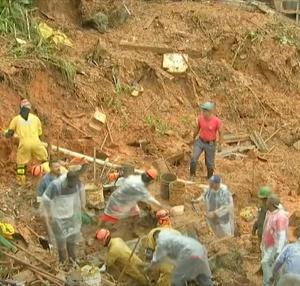 "Nu au avut timp nici să țipe". O întreagă familie a pierit în urma unei alunecări de teren, în Brazilia. Mama ţinea în braţe un bebeluş de 1 an