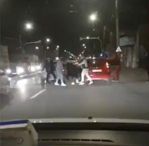 O tamponare în Argeş s-a lăsat cu bătăie: Mai mulţi tineri şi-au împărţit pumni şi picioare în trafic