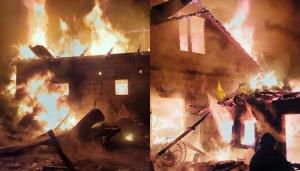 O casă din Suceava s-a făcut scrum sub privirile proprietarilor. Pompierii s-au luptat şapte ore cu flăcările