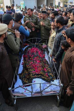 Un bărbat a fost omorât cu pietre de o mulţime furioasă, în Pakistan. Ar fi profanat Coranul, dându-i foc într-o moschee