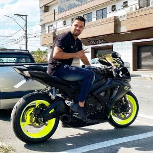 "Dumnezeu are planuri mari cu tine". Un motociclist de 30 de ani a gonit spre moarte. După cumplitul accident, brazilianul a fost atacat de un roi de albine