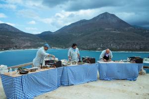 Chefi fără limite, filmat în cele mai spectaculoase locații din Grecia. Premiera: luni, marţi şi miercuri, de la 20:30, la Antena 1
