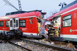 Ciocnire gravă între două trenuri de pasageri, lângă Munchen. Impactul i-a fost fatal unui călător, iar alţi 14 sunt răniţi