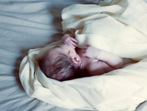 O mamă din SUA a dat naștere unui bebeluș pe stradă și l-a abandonat pe loc, la minus 9 grade Celsius. Unde au găsit-o polițiștii