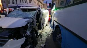 Accident în lanţ la Cluj: un autobuz a lovit din spate o ambulanţă şi apoi o maşină parcată. Alte trei autoturisme din faţa ambulanţei s-au ciocnit