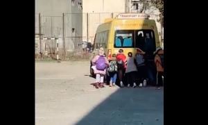 Imagini virale: Un microbuz şcolar ar fi pornit doar după ce a fost împins de elevi
