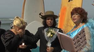 Un activist de mediu din Peru a luat marea în căsătorie. Gestul bărbatului, o formă de protest față deversările de petrol în apele oceanelor