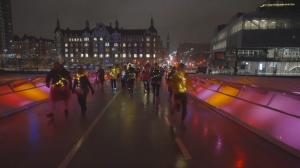 Sărbătoare inedită pe străzile din Copenhaga. 1.500 de danezi au alergat înfăşuraţi în instalaţii luminoase