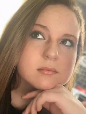 Studentă de 21 de ani, împuşcată mortal de un necunoscut în faţa facultăţii. Visul frânt al tinerei violonceliste din SUA