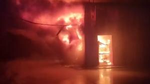 Incendiu devastator la o fabrică de mezeluri din Prahova. Doi pompieri au fost răniţi
