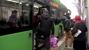 Transportul public, mai scump cu 50% în Târgu Jiu. "Noi cu salariile rămânem tot acolo jos. La noi nu se pune nimic"