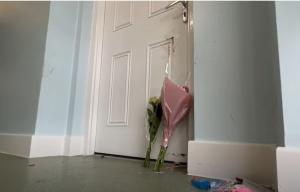 Momentul în care polițiștii intră în apartamentul unei pensionare din Anglia, moartă în casă de 3 ani. ”Au găsit un schelet pe canapea”