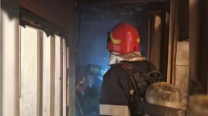 Panică într-un bloc din Piatra Neamţ după ce un bloc a luat foc. 25 de oameni, evacuaţi: "Dacă dormeam? Nu ardeam ca şoarecii acolo?"