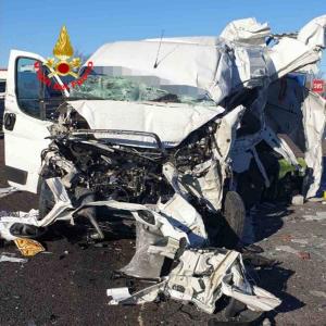 Un român din Italia care conducea o dubă, prins ca într-o menghină între două TIR-uri, pe o autostradă din Italia. A murit la spital, câteva ore mai târziu