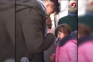 Cel mai greu rămas bun! Un tată ucrainean a izbucnit în lacrimi la despărţirea de fiica sa, pe care a trimis-o într-o zonă sigură