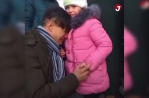 Cel mai greu rămas bun! Un tată ucrainean a izbucnit în lacrimi la despărţirea de fiica sa, pe care a trimis-o într-o zonă sigură
