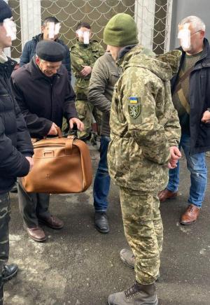 Un bătrân de 80 de ani a venit să se înroleze în armata ucraineană. Doar un bagaj a luat cu el după o viaţă