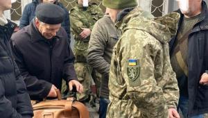 Un bătrân de 80 de ani a venit să se înroleze în armata ucraineană. Doar un bagaj a luat cu el după o viaţă